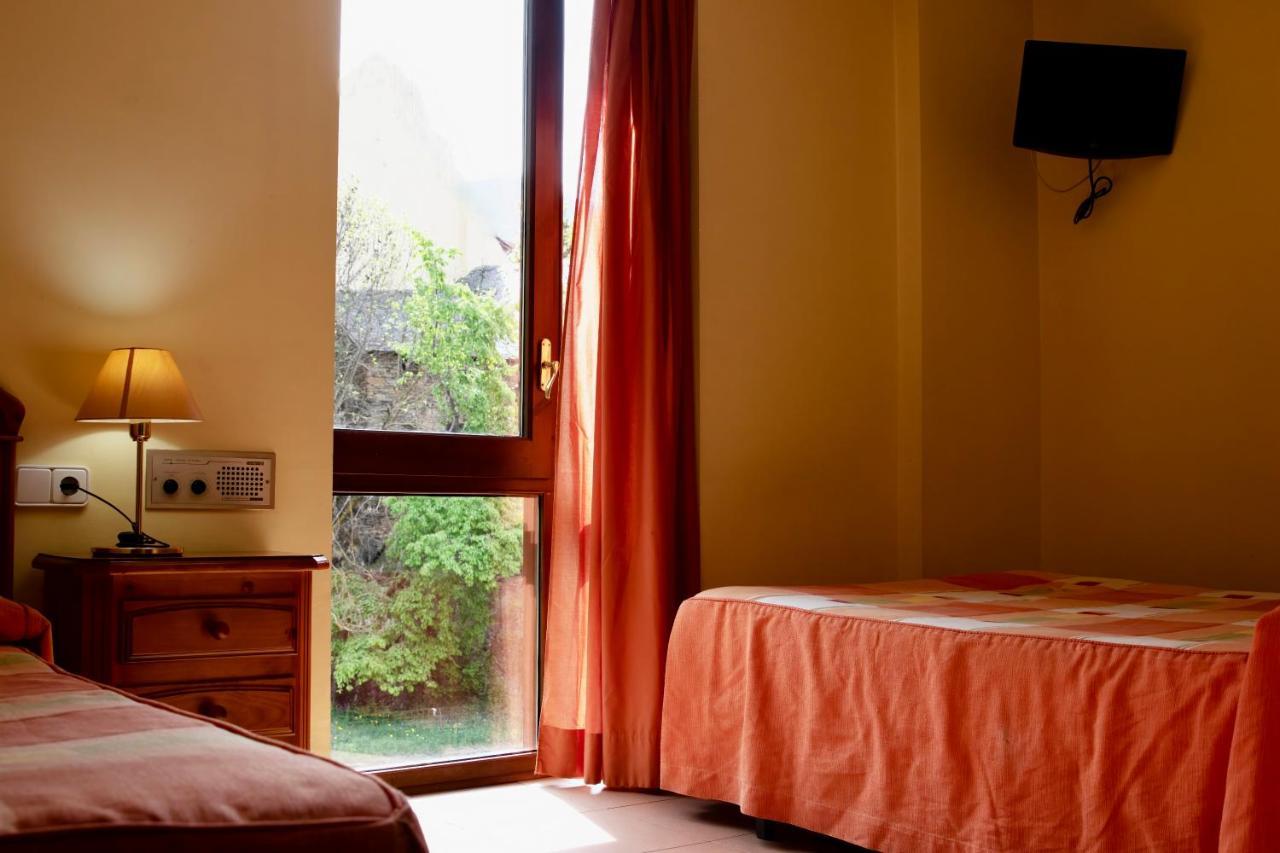 Pensio La Creu Hotel Esterri D'Aneu Bagian luar foto