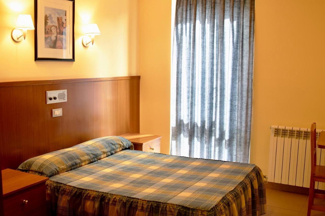 Pensio La Creu Hotel Esterri D'Aneu Bagian luar foto