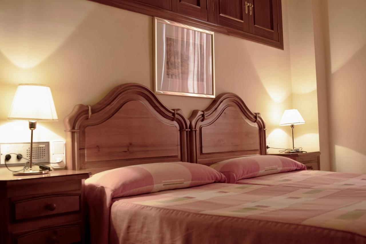 Pensio La Creu Hotel Esterri D'Aneu Bagian luar foto