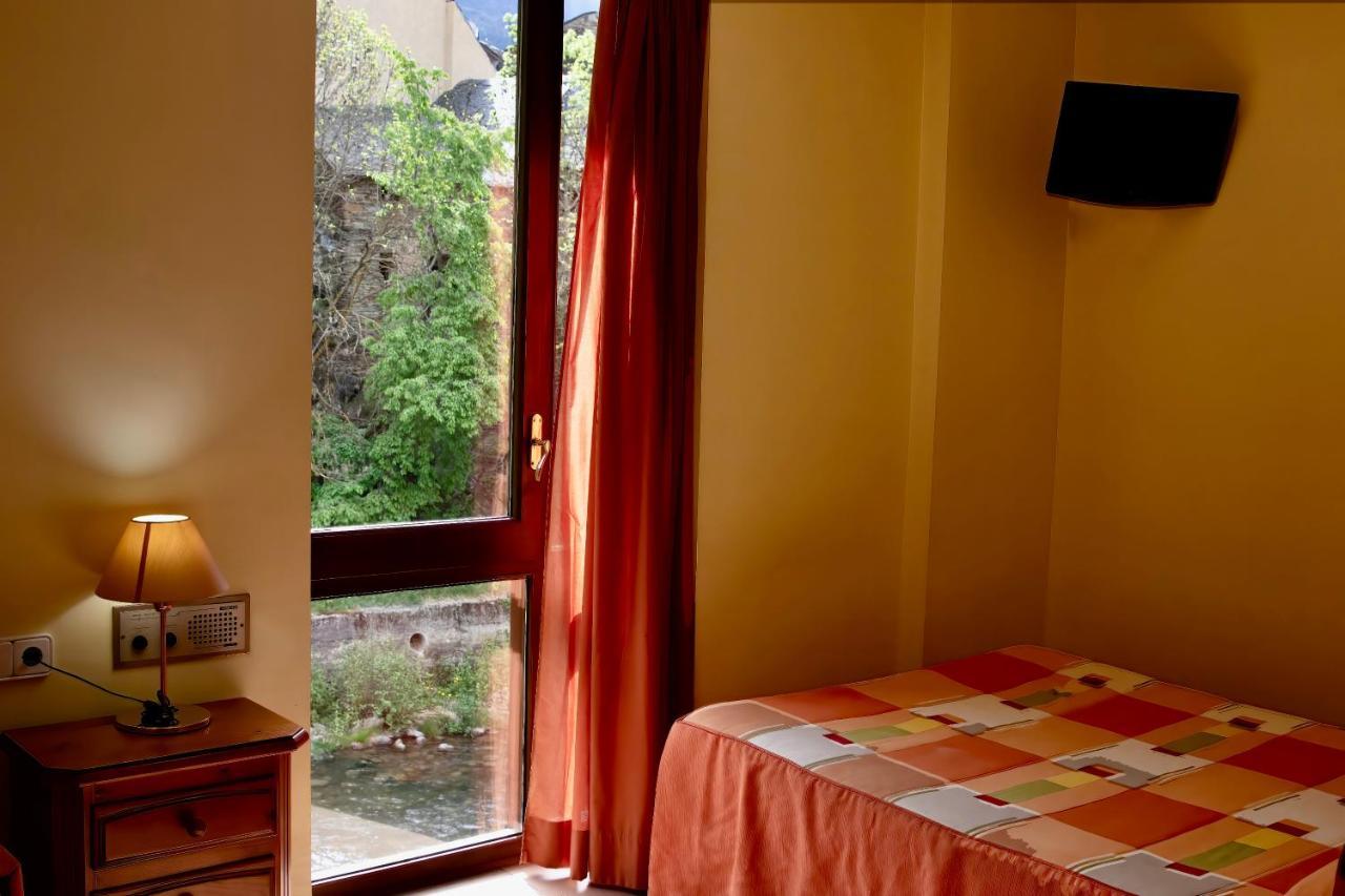 Pensio La Creu Hotel Esterri D'Aneu Bagian luar foto