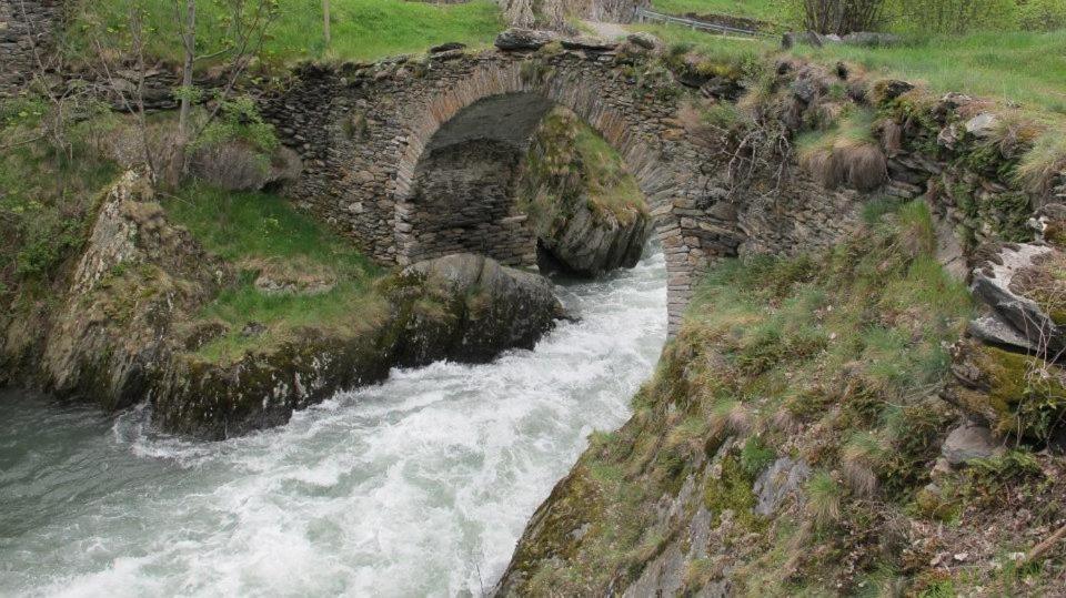 Pensio La Creu Hotel Esterri D'Aneu Bagian luar foto